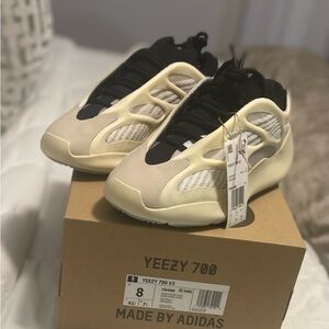 Adidas Yeezy 700 V3 Size 8 - (AZEAL) Cream and Black